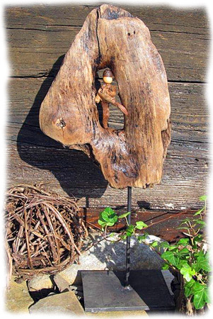 Skulptur eines Wichtels aus Treibholz
